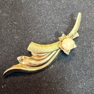 Elegant 1980’s Gold Brooch with Pearl Accent Marked ANK 12/20 GF
